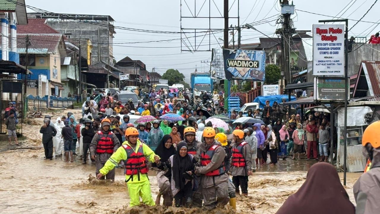 Ribuan Warga Sumut Masih Mengungsi Akibat Banjir Bandang, 88 Luka-Luka