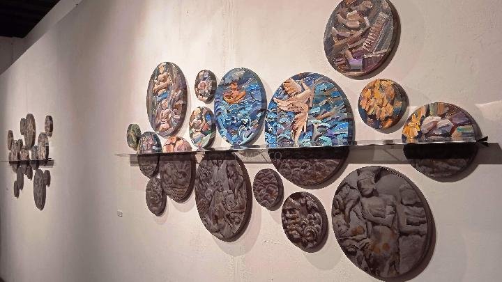 Pameran Tunggal Zeta Ranniry Abidin: Merangkai Sejarah Majapahit hingga Kisah Panji dalam Lukisan Kolase