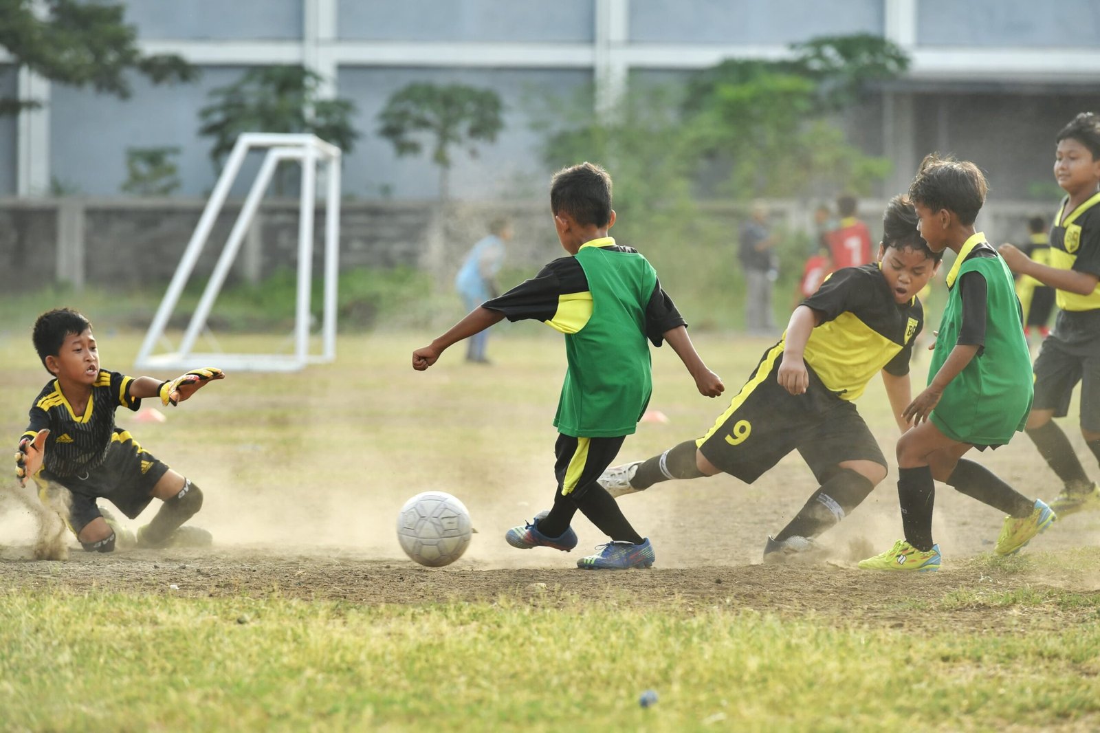 Jawa Barat Siapkan Sekolah Sepak Bola Profesional dan Lapangan Standar di Setiap Kecamatan