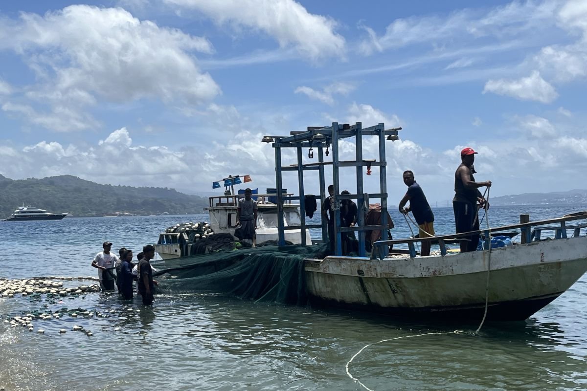 Warga Pesisir Maluku Diminta Siaga Antisipasi Banjir Rob 17–31 Desember 2025