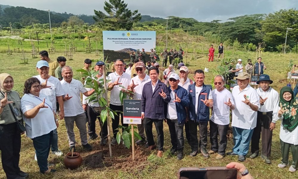 KLH dan EIGER Adventure Land Tanam 350 Pohon Endemik untuk Pulihkan Hulu DAS Gunung Pangrango