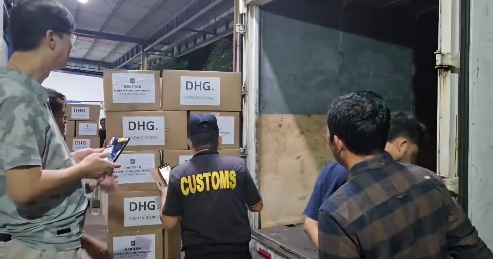 Mendagri Berangkatkan 101.000 Pakaian untuk Warga Terdampak Banjir Aceh