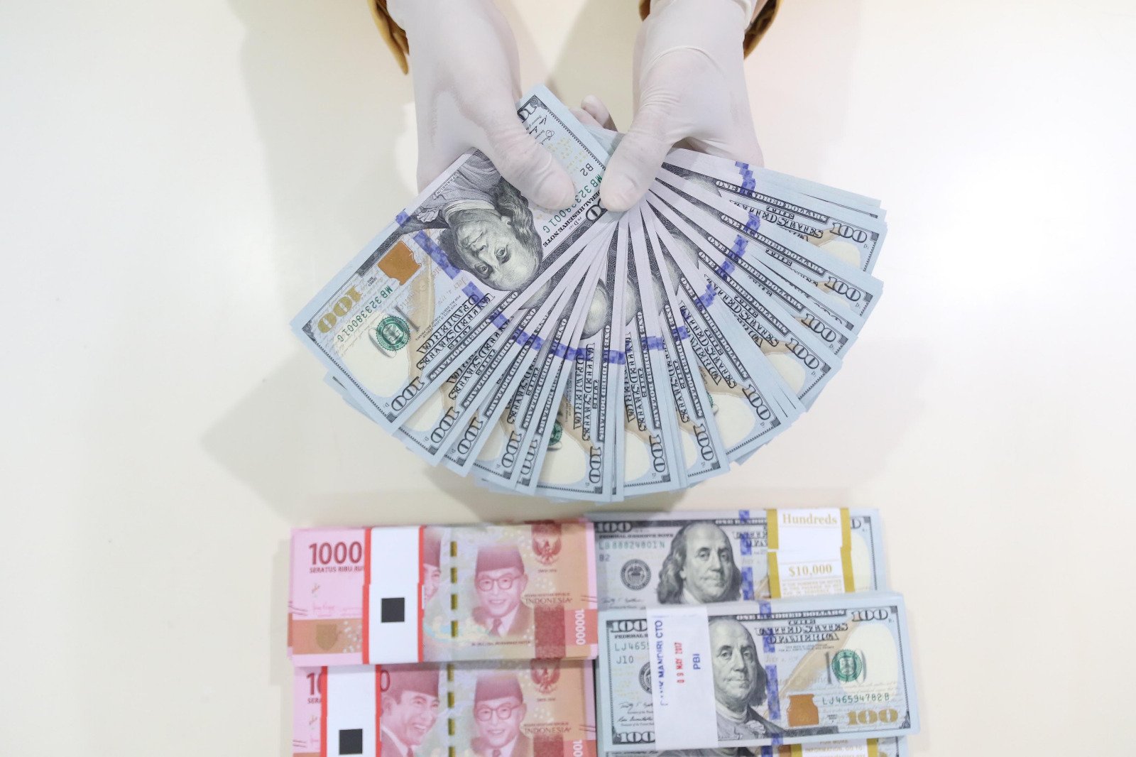 Rupiah Dibuka Melemah ke Level Rp16.788 per Dolar AS