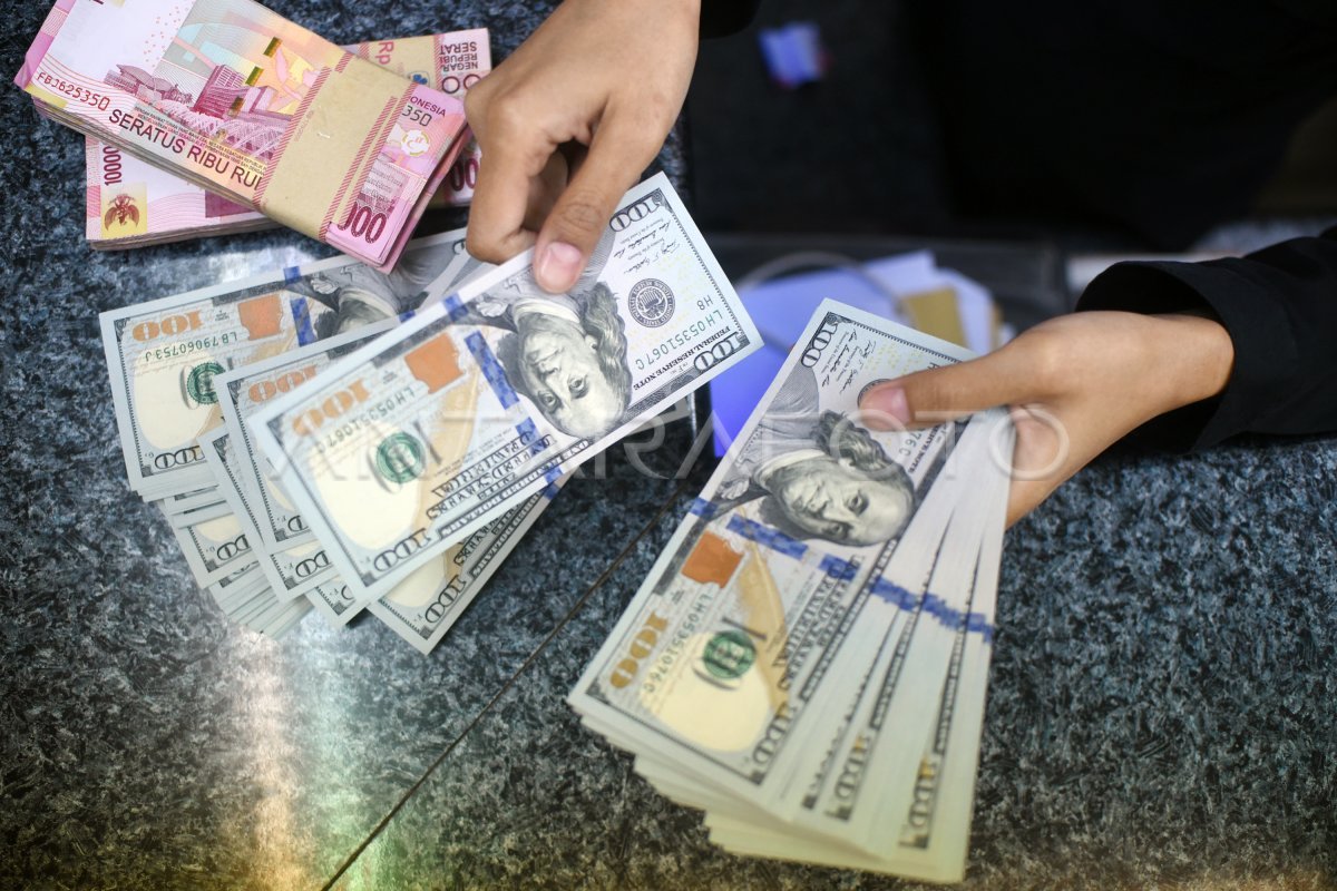 Rupiah Menguat 34 Poin, Ditutup di Rp16.737 per Dolar AS