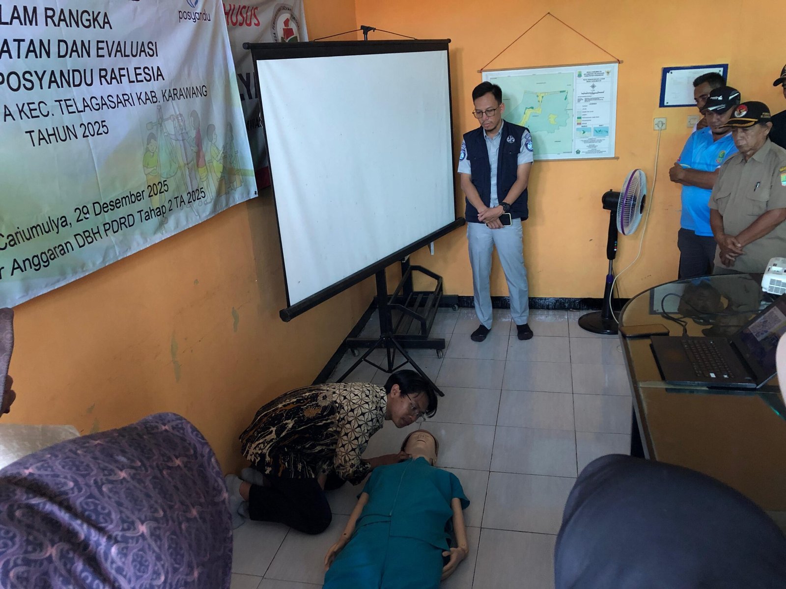 Jasa Raharja Karawang Gelar Pelatihan Pertolongan Pertama Gawat Darurat Di Desa Cariumulya Bersama RS Amanda Mitra Keluarga