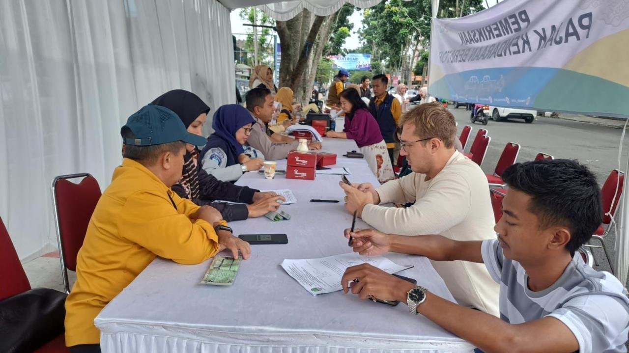 Perkuat Kolaborasi, Jasa Raharja Bandung Bersama Tim Pembina Samsat Pajajaran Lakukan Pemeriksaan PKB dan SWDKLLJ di Jalan Raya