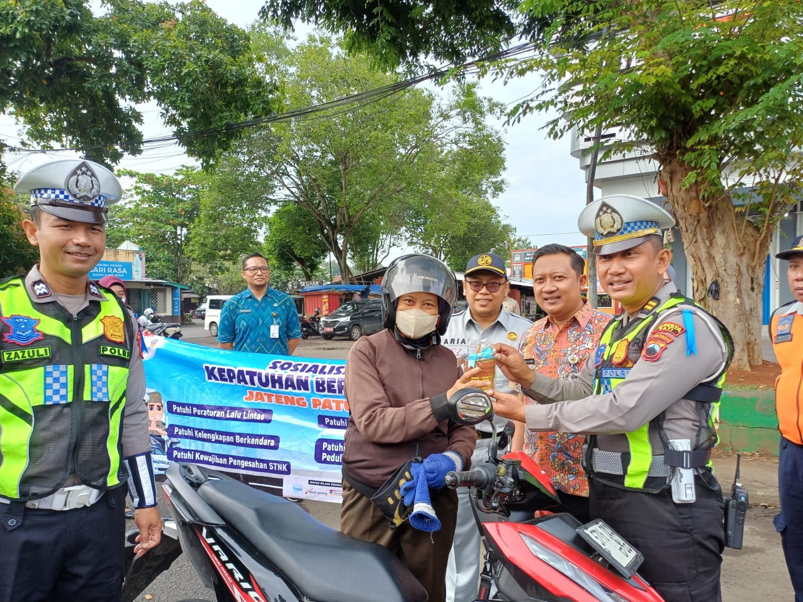 Tingkatkan Kesadaran Masyarakat,Jasa Raharja Pati dan Tim Pembina Samsat Pati Gelar Operasi Gabungan di Depan GOR Pati