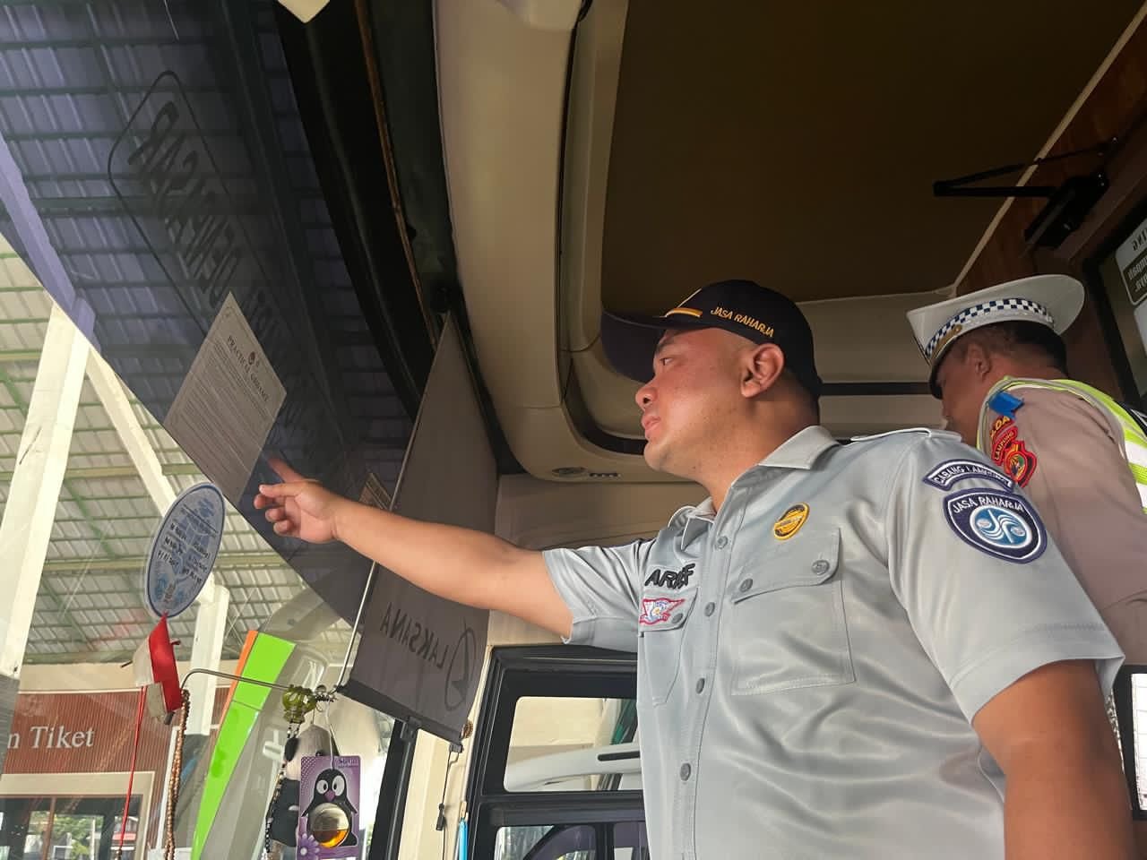 Safety Campaign dan Pemasangan Stiker Practical Guidance,Jasa Raharja Wilayah Lampung Bersama BPTD dan Ditlantas Polda Lampung Bagikan Panduan Keselamatan Bus