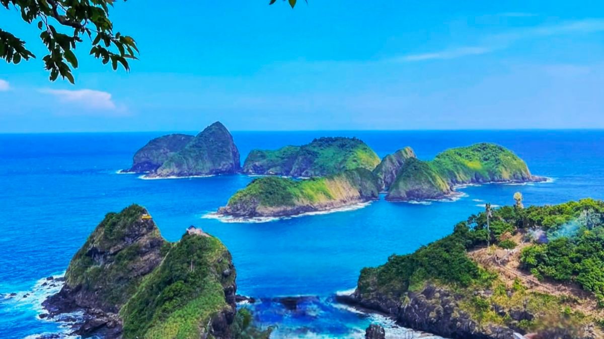 Pesona Green Island Banyuwangi: Laut Biru, Trekking, dan Wisata Alam Viral