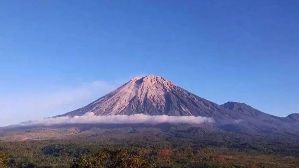 PVMBG Imbau Warga Waspada Letusan Gunung Semeru hingga 1 Km