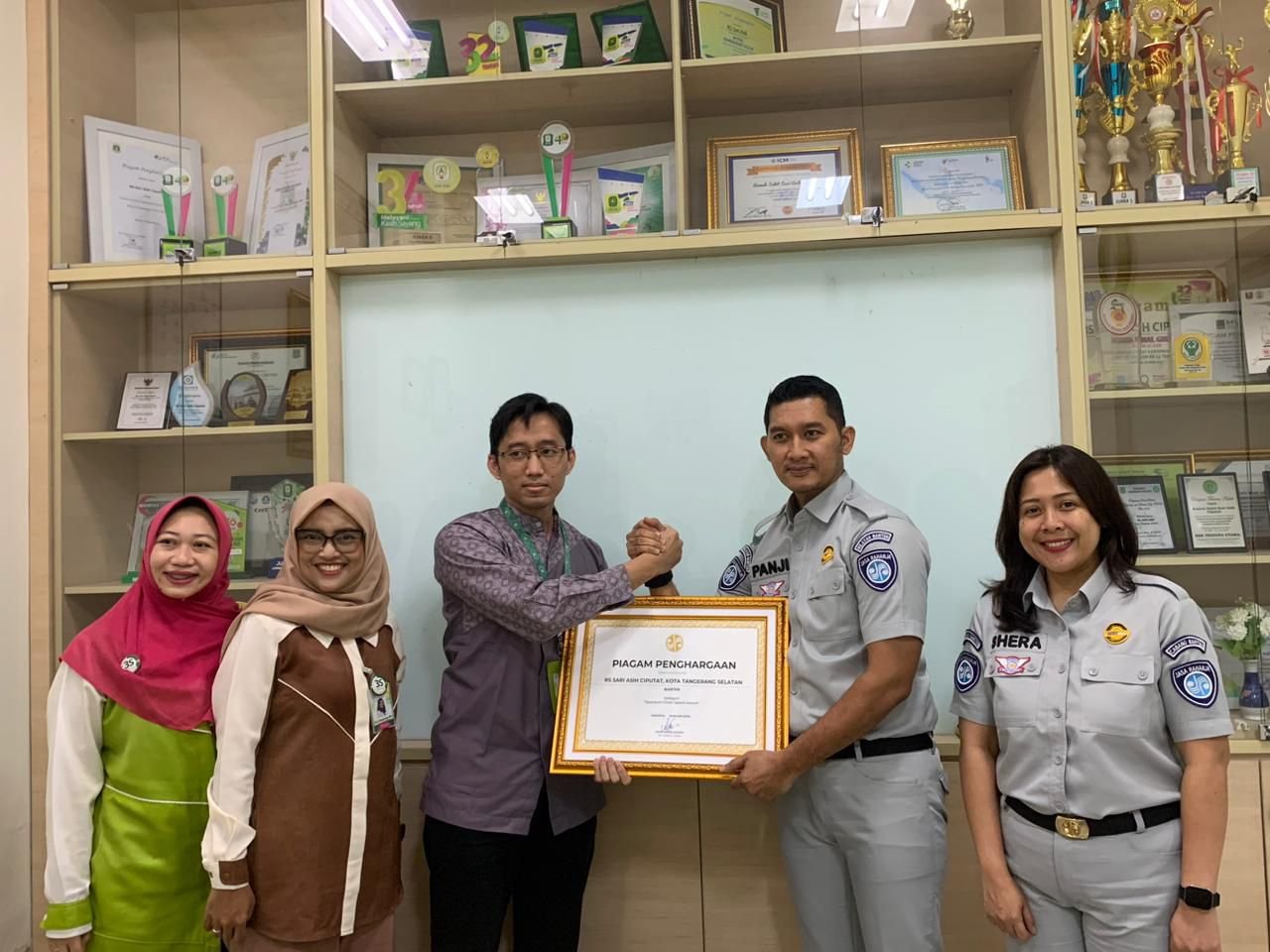 Tanggap Layani Korban Kecelakaan RS Sari Asih Ciputat Raih Penghargaan Quantum Claim Speed Award dari Jasa Raharja