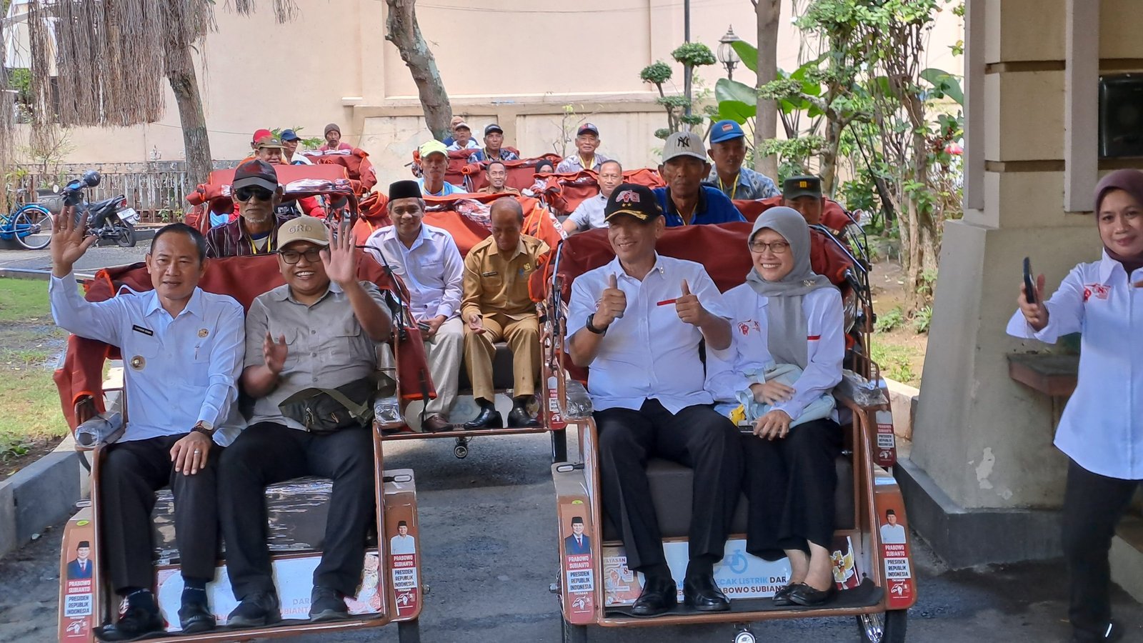 Presiden Prabowo Bagikan 200 Becak Listrik untuk Penarik Becak Lansia di Lamongan