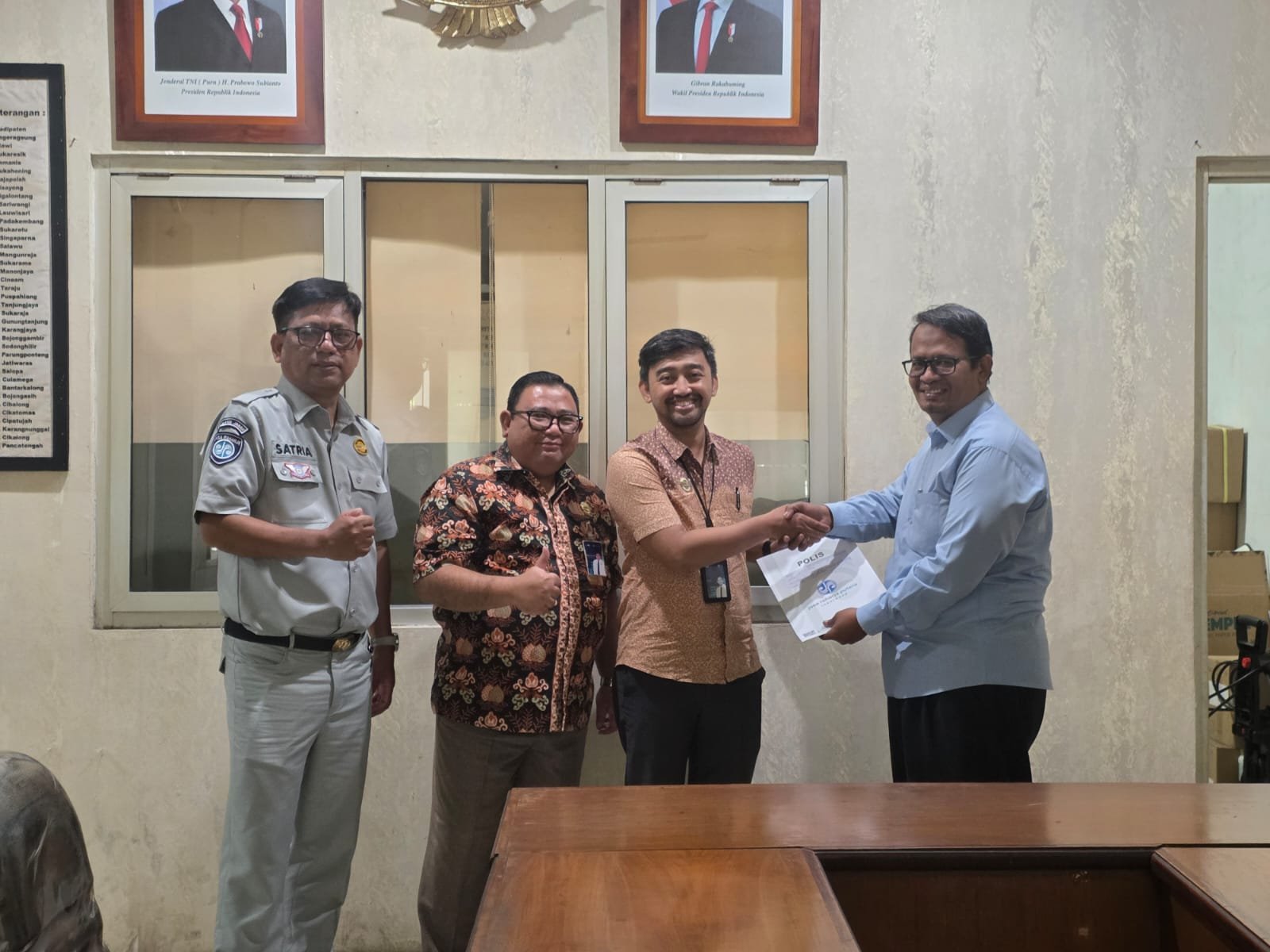 PT Jasa Raharja Serahkan Polis Asuransi Kecelakaan Dini (AKD) kepada Tim Penelusur P3D Wilayah Kabupaten Tasikmalaya