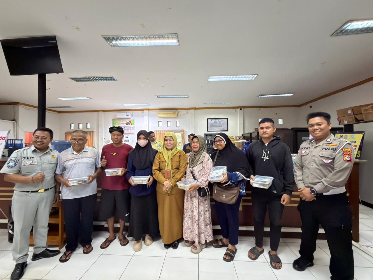 Jasa Raharja Kalsel Bagikan Takjil Ramadan untuk Jamaah Masjid dan Wajib Pajak Taat