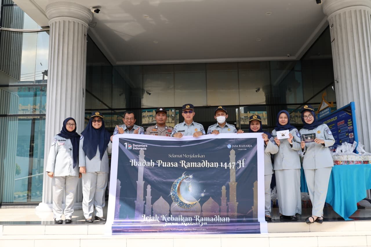 Jasa Raharja Riau Sapa Pengendara Motor dan Bagikan Takjil di Halaman Parkir Kantor Wilayah