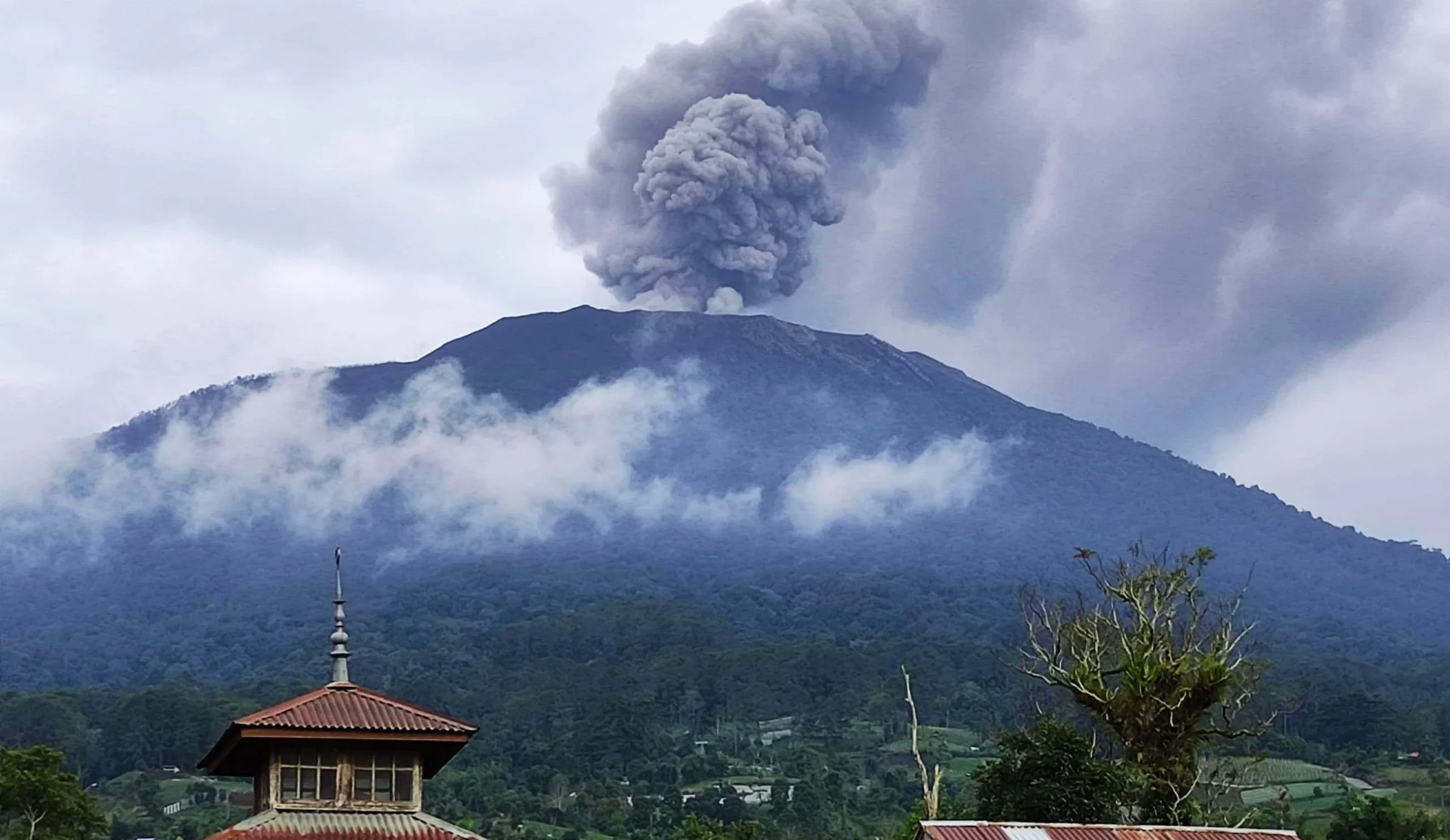 Gunung Marapi Kembali Erupsi Selasa Dini Hari, Status Tetap Waspada