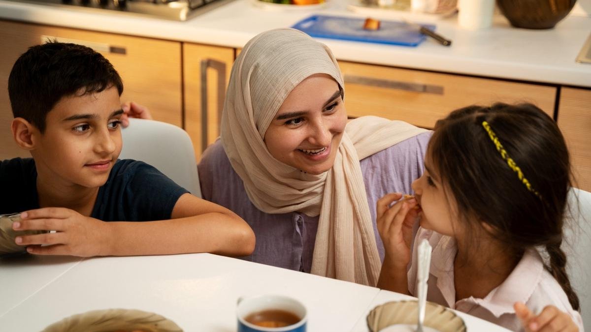 Tips Parenting Ramadan: Bentuk Akhlak Anak Lewat Keteladanan Orang Tua