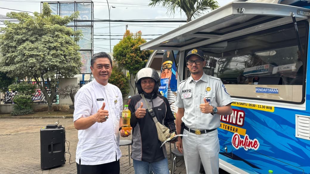 Apresiasi Kepatuhan Masyarakat, Kepala Jasa Raharja Pekalongan Pimpin Aksi Simpatik di Samsat Batang