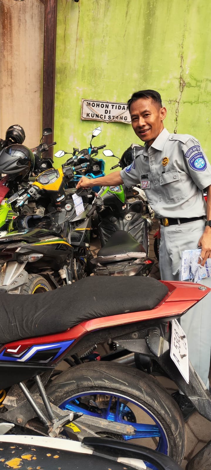 Jasa Raharja Kanwil Banten Bersama Bapenda Kabupaten Lebak Laksanakan Penyebaran Flyer di Titik Strategis