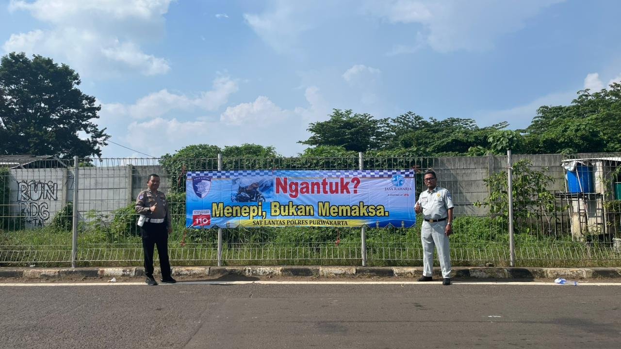 Tekan Angka Kecelakaan, Jasa Raharja dan Unit Kamsel Polres Purwakarta Pasang Spanduk Imbauan di Titik Rawan Sukatani