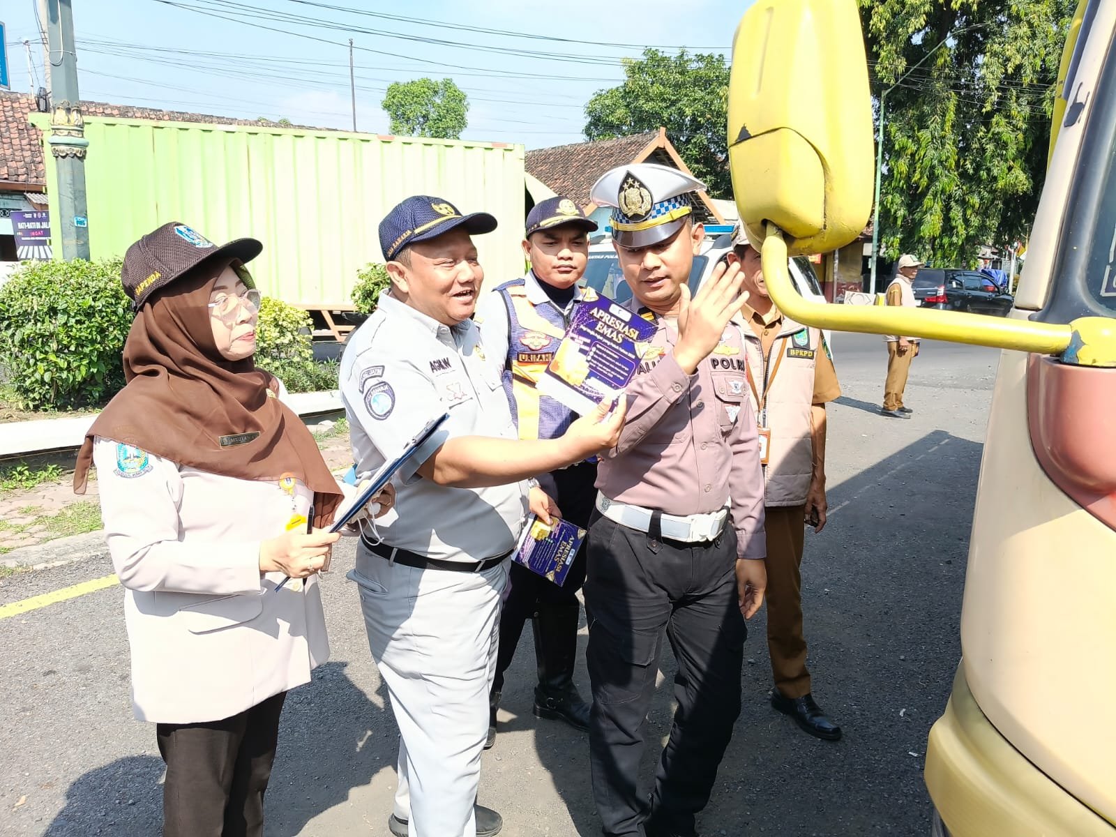 Tertib Pajak dan Lalu Lintas, Jasa Raharja Malang Gelar Operasi Gabungan di Jalan Raya Bangil Pasuruan