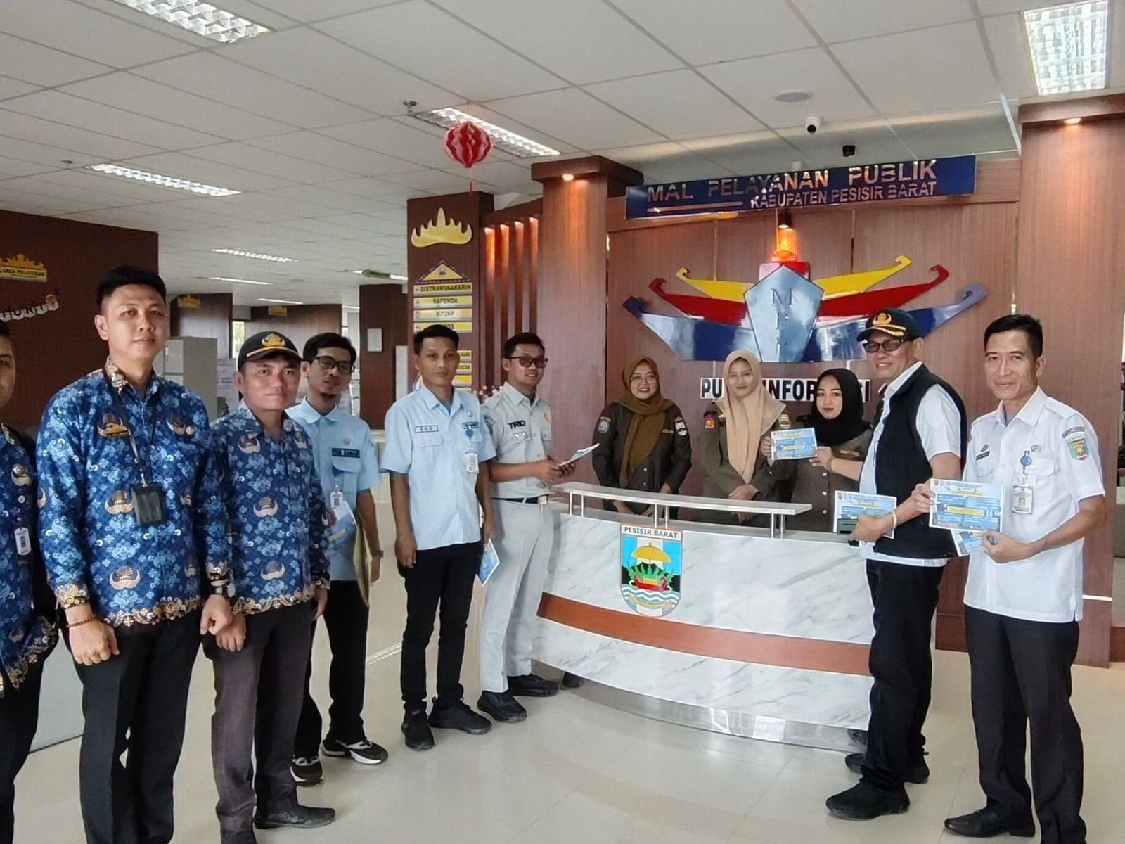 Sosialisasikan Keringanan Pajak, Tim Samsat Pesisir Barat Sasar Pengunjung MPP