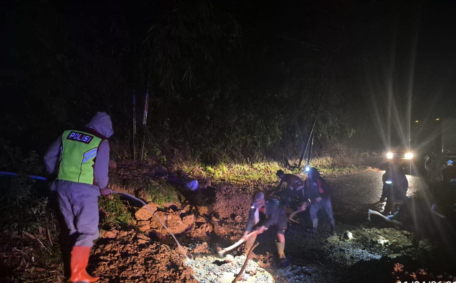 Petugas Gabungan Bersihkan Longsor di Jalur Banjarwangi-Singajaya Garut, Akses Kembali Normal