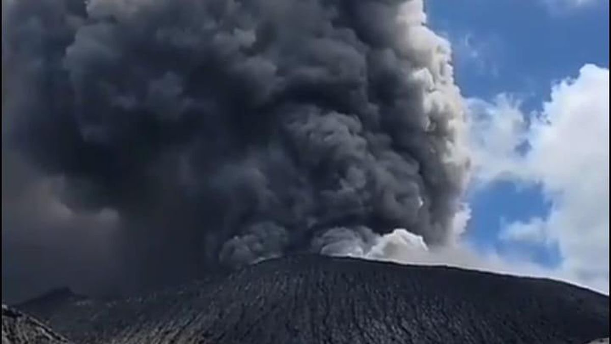 Erupsi Gunung Dukono Pagi Ini, Kolom Abu Tebal Mengarah ke Timur