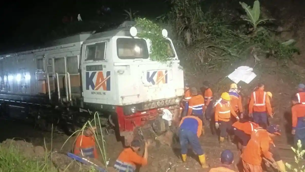 Longsor Tutup Jalur Maswati-Sasaksaat, Perjalanan KA Ciremai Terhenti