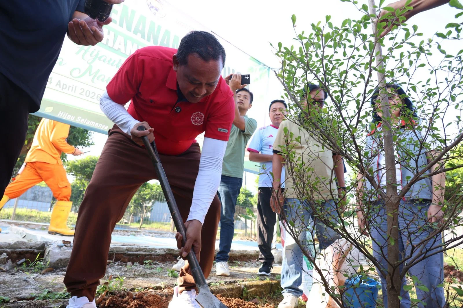 Tri Adhianto Dorong Gerakan Tanam 3 Juta Pohon di Kota Bekasi