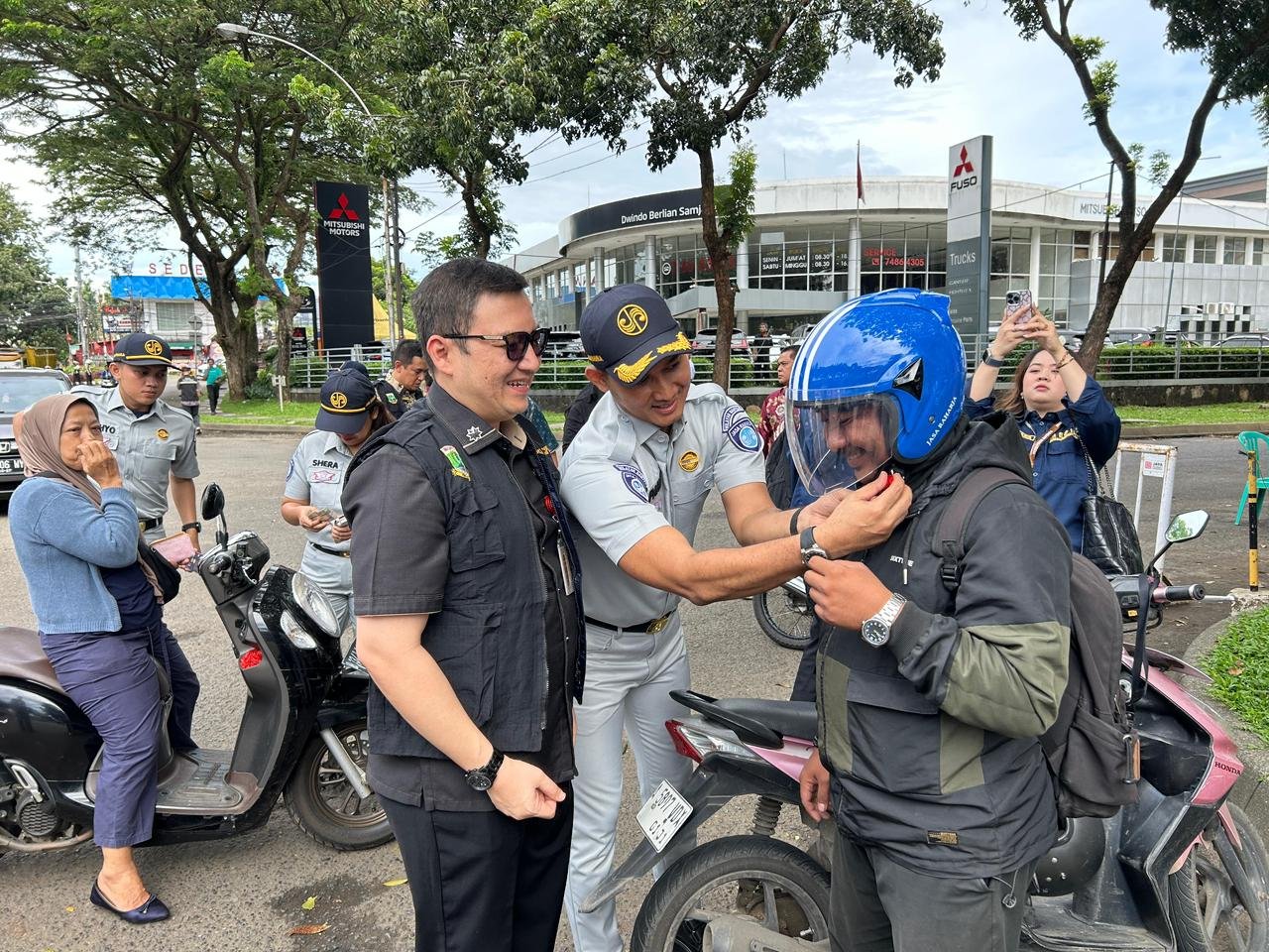 Ingatkan Bayar Pajak Kendaraan, Kepala Cabang Jasa Raharja Tangerang  dan Kepala Bapenda Provinsi Banten Apresiasi Masyarakat yang Patuh Bayar Pajak Kendaraan