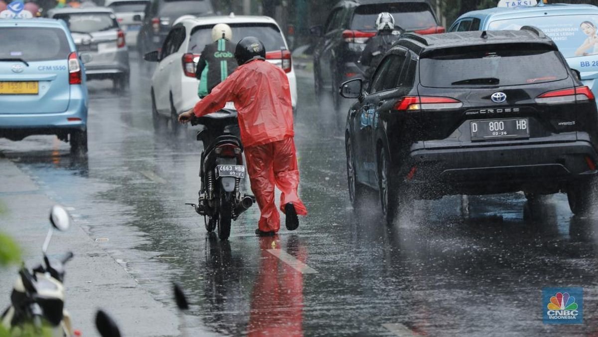 Hujan Ringan Hingga Petir Diprediksi di Pulau Sumatra, Jawa, dan Kalimantan