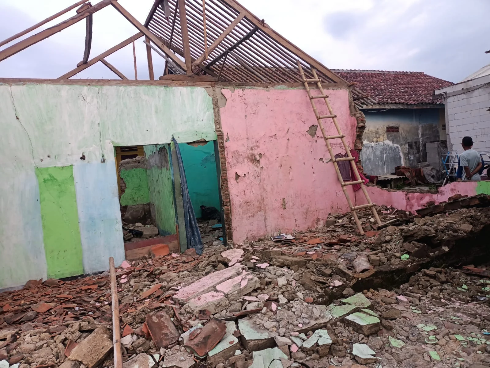 Bencana Cuaca Ekstrem di Tangerang, Rumah Roboh dan Remaja Terluka