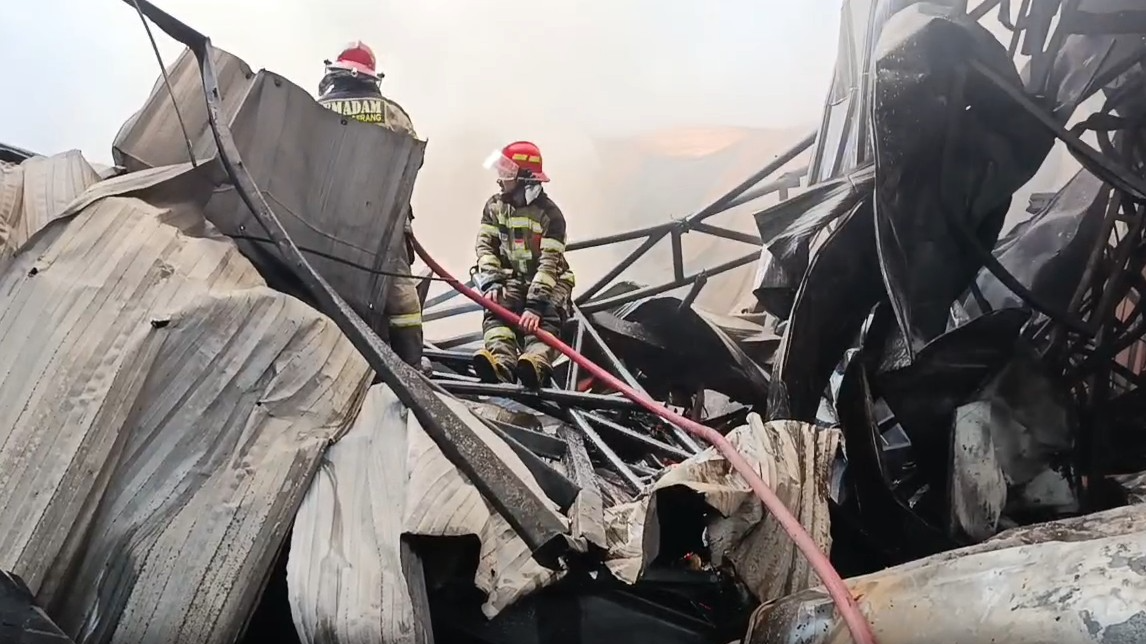 Sisa Material Mudah Terbakar Menyulitkan Pemadam Jinakkan Api di Pamulang dan Cikupa