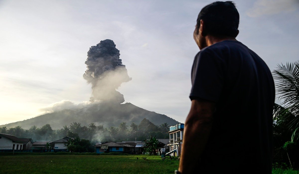 Gunung Ibu Meletus Lagi, Masyarakat Diimbau Gunakan Masker Saat Beraktivitas