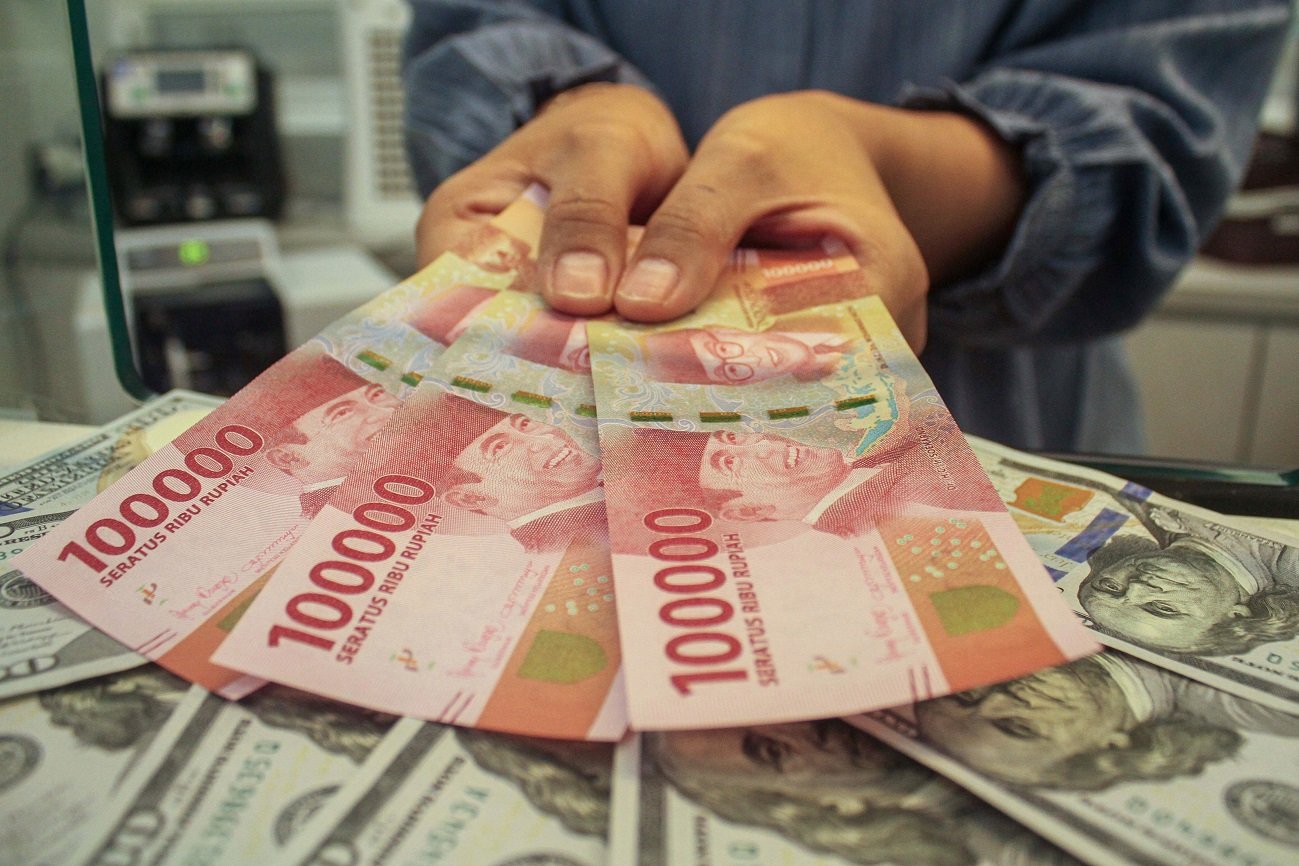 Rupiah Menguat ke Rp17.696 per Dolar AS pada Perdagangan Senin Pagi