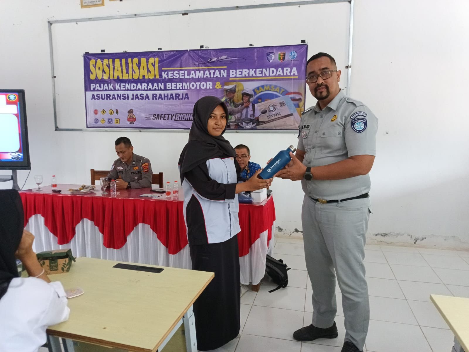 Jasa Raharja Metro Bersama Tim Pembina Samsat Gelar Sosialisasi Keselamatan Berlalu Lintas di SMKN 1 Sukadana