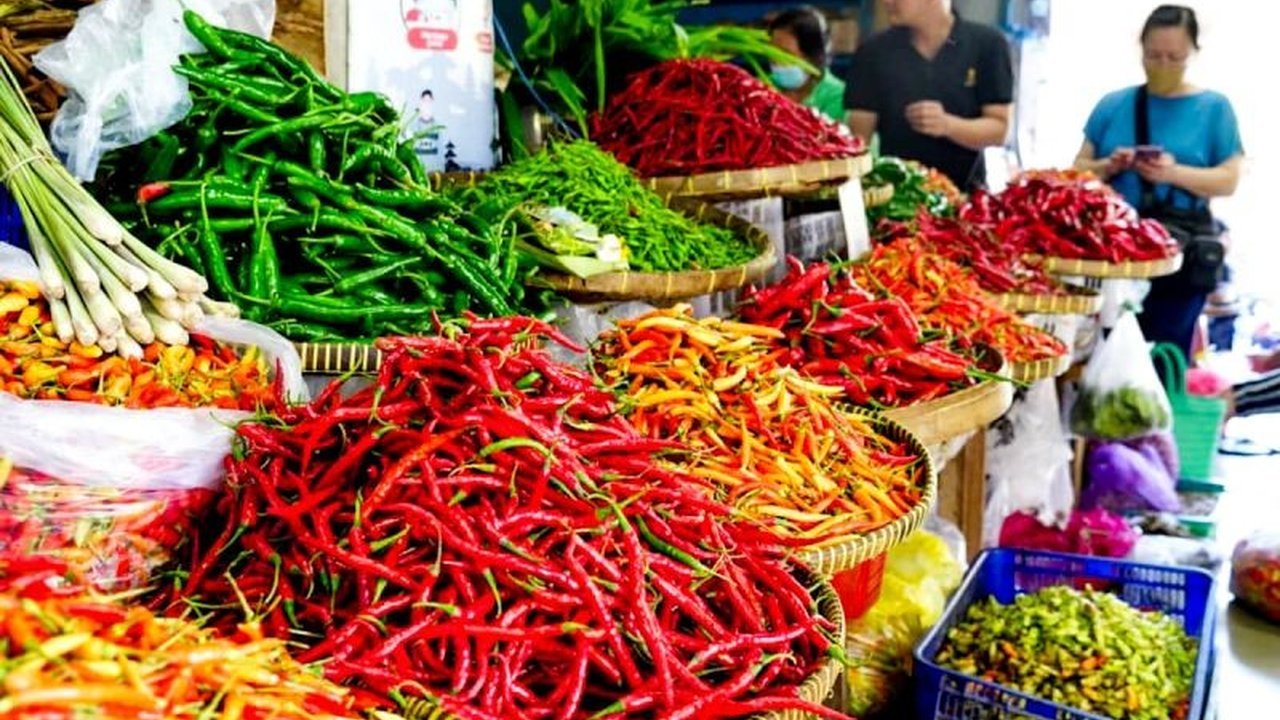 PIHPS: Harga Cabai Rawit Tembus Rp78.500 per Kg, Telur Ayam Rp33.950