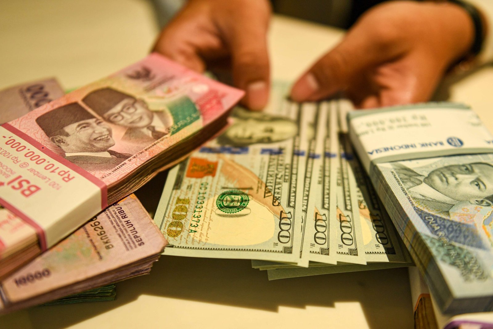 Rupiah Masih Tertekan, Kurs Dolar AS di Bank Besar Tembus Rp17.500