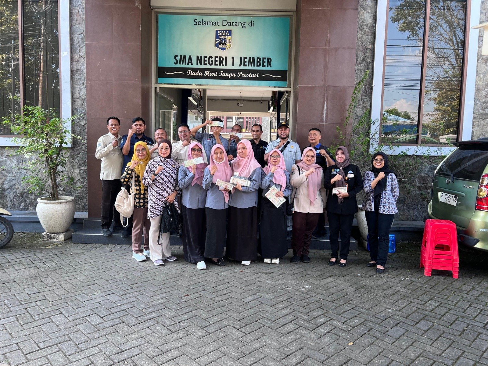 Tingkatkan Kesadaran Pajak Sejak Dini, Sinergi Tim Pembina Samsat Jember Hadirkan Layanan Samsat Keliling di SMAN 1 Jember