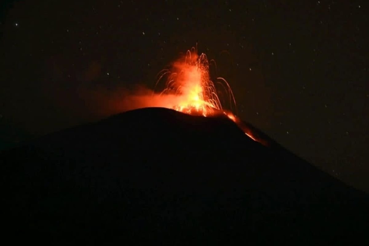 Gunung Ile Lewotolok Erupsi, Semburkan Abu Vulkanik Setinggi 600 Meter