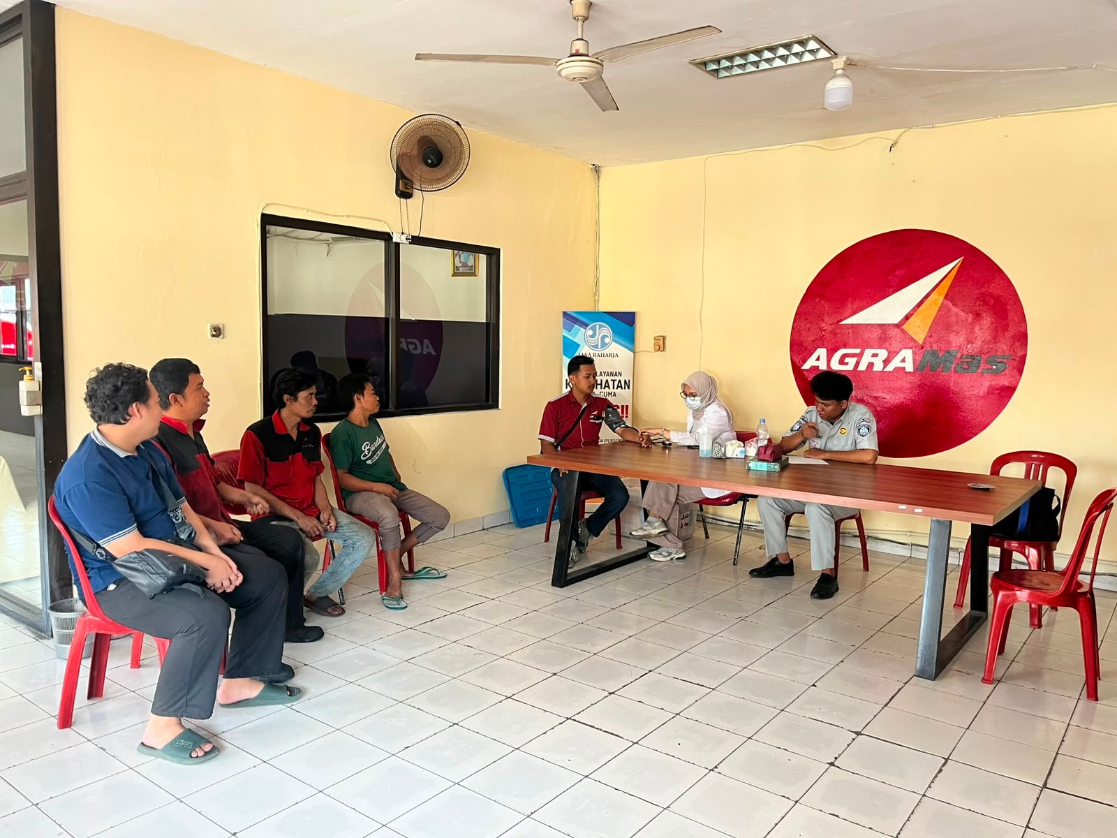 Apresiasi Untuk Operator Kendaraan Umum, Jasa Raharja Karawang Berikan Pengobatan Gratis Bagi Pengemudi Di Po Agramas
