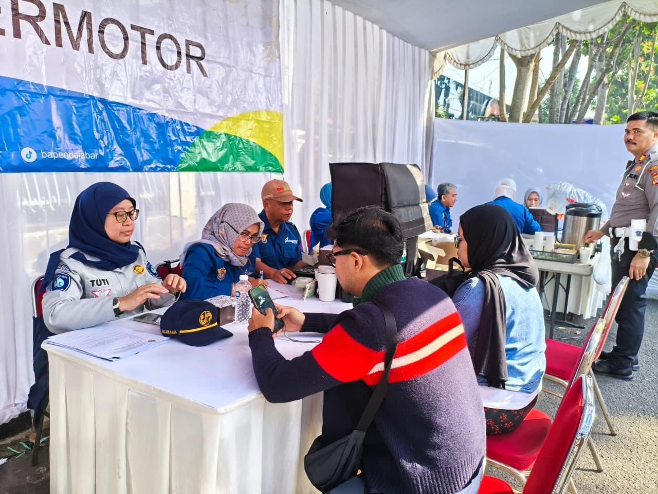 Dorong Kepatuhan Masyarakat, Jasa Raharja Bandung dan Samsat Padjajaran Gelar Pemeriksaan PKB dan SWDKLLJ