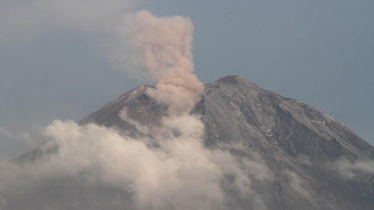 Semeru Erupsi Pagi Ini, Warga Diminta Jauhi Zona Rawan Bencana