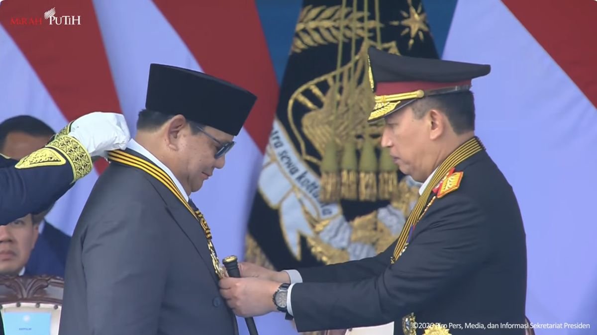Hari Bhayangkara ke-80, Prabowo Dianugerahi Medali Kehormatan Keamanan Publik