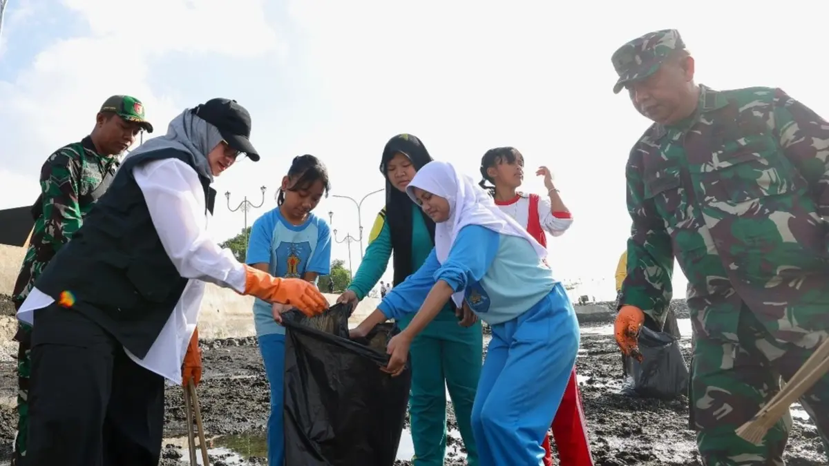 Ribuan Warga Gotong Royong Bersihkan Pantai Ancol Plengsengan Banyuwangi dalam Gerakan Indonesia ASRI