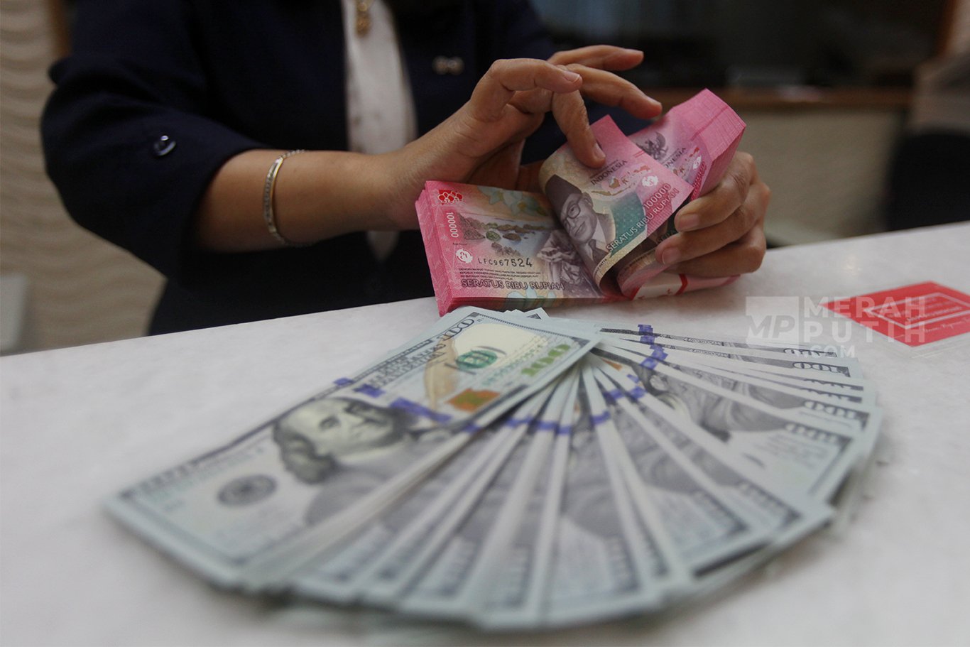 Nilai Tukar Rupiah Dibuka Menguat 37 Poin ke Level Rp18.074 per Dolar AS