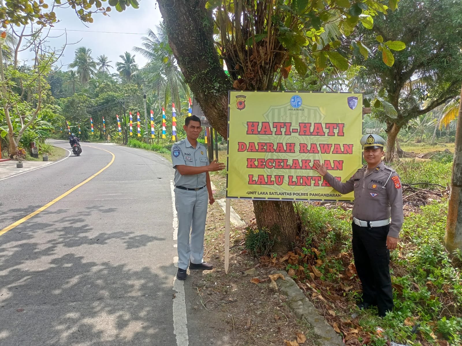 Tingkatkan Keselamatan Pengguna Jalan, PJ Jasa Raharja Samsat Pangandaran Bersama Unit Gakkum Polres Pangandaran Pasang Rambu Himbauan Kamseltibcar Lantas 
