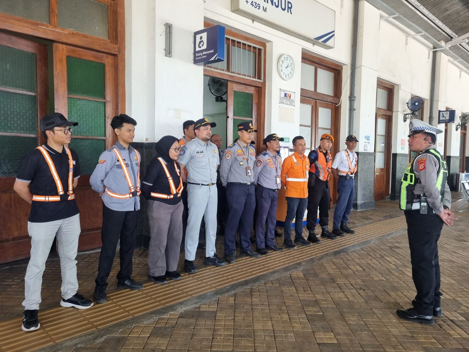 Dorong Budaya Tertib Berlalu Lintas Di Perlintasan Sebidang, Jasa Raharja Sukabumi Bersama Dishub Kab Cianjur, Polres Cianjur dan Rail Fans Cianjur Gelar Sosialisasi