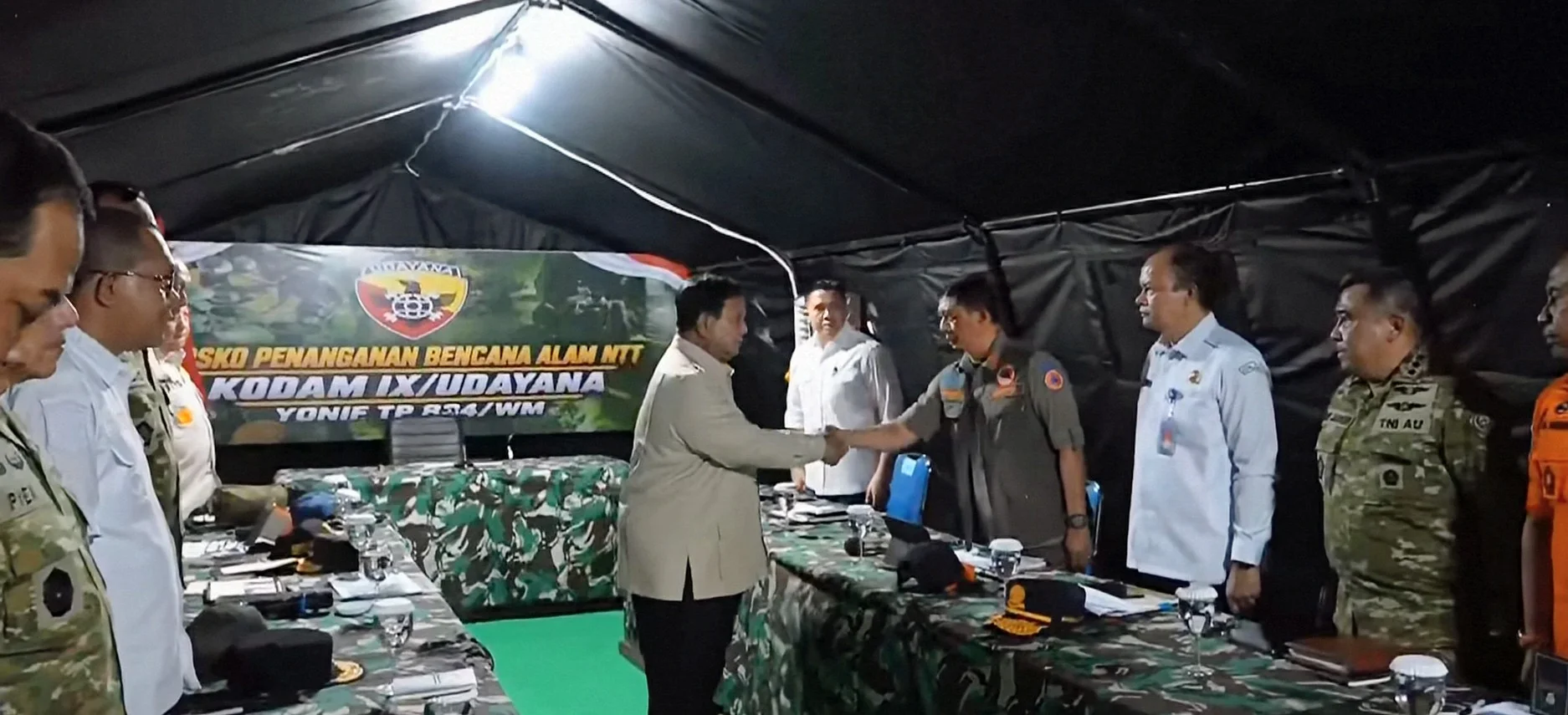Prabowo Tinjau Penanganan Gempa NTT, Rapat Digelar di Posko Pengungsi